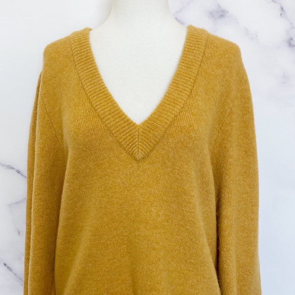 SOLD Madewell Westgate V-Neck Sweater in Coziest Yarn - Picture 5 of 14